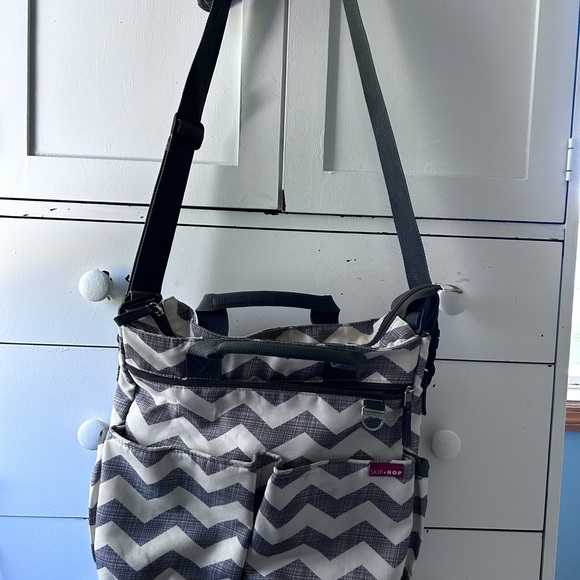 SKIP HOP FASHION DIAPER BAG. ONLY USED OT WHEN WE WENT TO CHURCH~ a few times 😬 - Picture 8 of 15